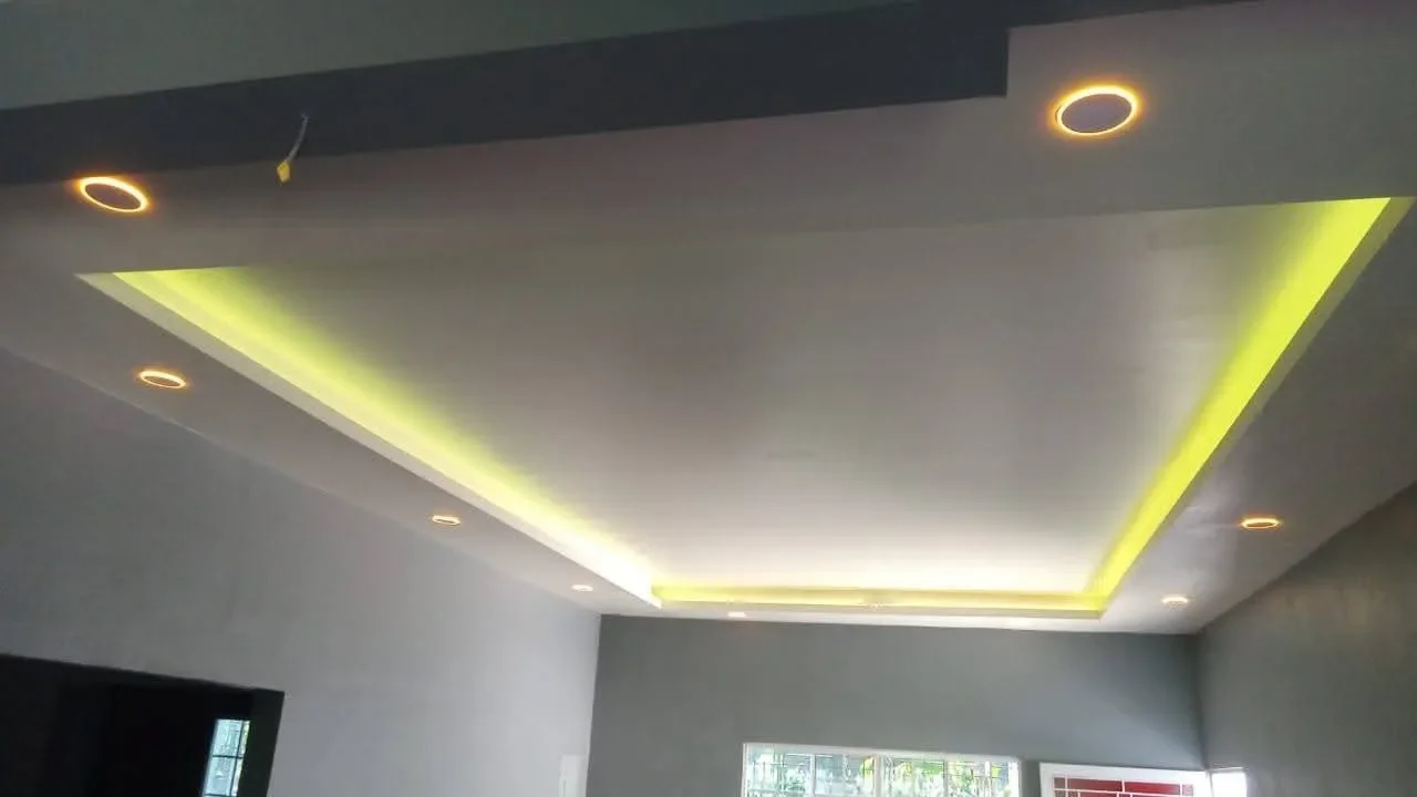 Instalación de cielos falsos de pvc y losetas y construcción en drywall, foto 1 de 2