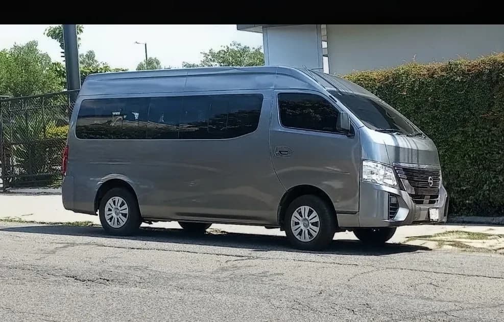 Se hacen viajes al aeropuerto en microbus con capacidad para 13 personas, foto 1 de 6