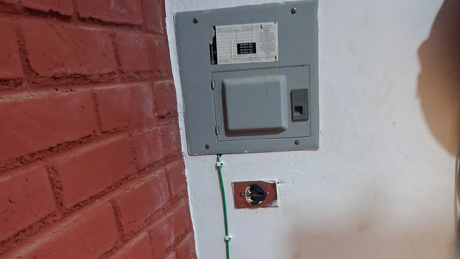 Electricista residencial: instalaciones nuevas, tomacorrientes, luminarias y switsh en Santa Ana, foto 1 de 4